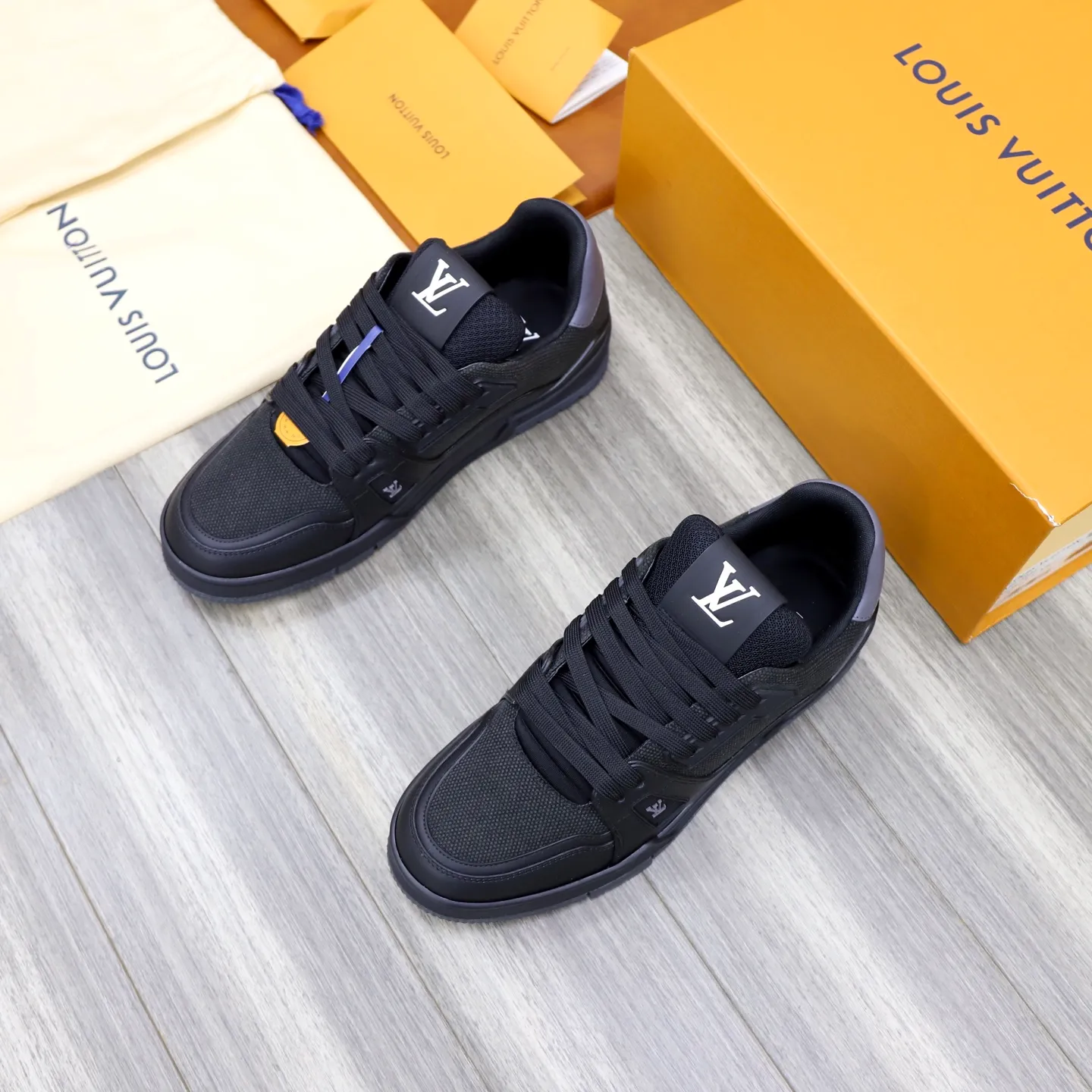 Ex-factory price: 780💰Original development, quality shipping, welcome to compare ❥❥❥❥❥❥LV sneaker series LV Trainer Maxi sneakers introduce the loose silhouette of the ready-to-wear series into the LV Trainer sneaker design written by Virgil Abloh, making an eye-catching appearance in the spring and summer men's wear shows. The cow leather upper is combined with rough fabric laces, and colorful beading highlights the brand's classic elements. LV letters mark the tongue and Monogram floral outsole. Mixed materials Made of first-layer cowhide, wrapped in imported custom-printed denim, thick shoelace design, large Monogram print on the side, "lv 54" badges on the tongue and heel, rubber outsole decorated with Monogram flowers, mesh lining and cotton feet, the comfort is as extreme as ever, premium heritage, quality first, worth owning! Size: 35-40 for women, 39-44 for men (custom-made sizes 38 and 45 are non-refundable)